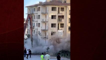 8 katlı bina iş makinesinin tek dokunuşuyla yerle bir oldu