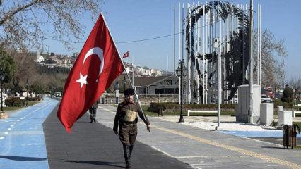 8 yıldır İstanbul'dan &Ccedil;anakkale'ye y&uuml;r&uuml;yor! Vatandaşların ilgisiyle karşılaştı