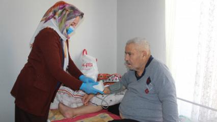 10 yıldır "of" bile demeden yatalak kayınbabasına bakıyor