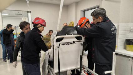 Hatay'da korkun&ccedil; kaza: G&ouml;ğs&uuml;ne saplanan demiri kestikleri an kamerada