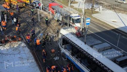 Otoyolda iki tramvay &ccedil;arpıştı! &Ccedil;ok sayıda yaralı var