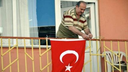 "Bayrak asan dayı" yıllar sonra ortaya &ccedil;ıktı! T&uuml;rk bayrağının yanına onu da ekledi!