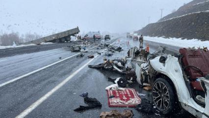 Bitlis-Van yolunda katliam gibi kaza: &Ouml;l&uuml; ve yaralılar var