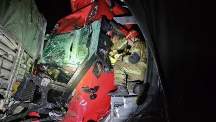 Bursa'da 2 tır &ccedil;arpıştı: 1 kişi hayatını kaybetti