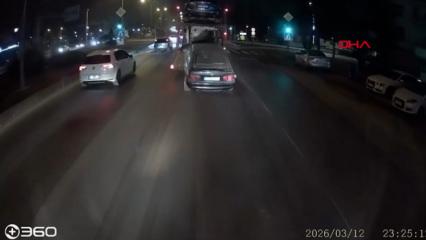 &Ccedil;ekiciye y&uuml;klenen otomobil, yola d&uuml;şt&uuml; o anlar b&uuml;y&uuml;k paniğe neden oldu