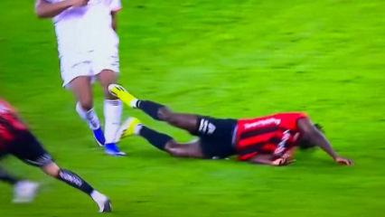 Hakem devam ettirdi: Uyarı VAR'dan geldi! Başkent'te kırmızı kart &ccedil;ıktı