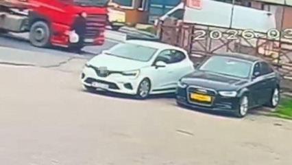 Evine ekmek g&ouml;t&uuml;r&uuml;rken TIR'ın altında kalarak can verdi! Korkun&ccedil; kaza kamerada 