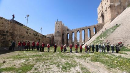 İHH'den tarihi Halep Kalesi&rsquo;nde temizlik &ccedil;alışması
