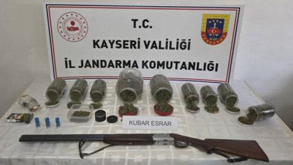 Kayseri'de zehir tacirlerine operasyon: 915 gram uyuşturucu ele ge&ccedil;irildi!