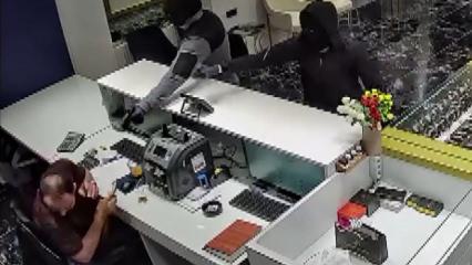 Kuyumcu, soygunu &ccedil;ay kazanını fırlatarak &ouml;nlemeye &ccedil;alıştı; o anlar kamerada