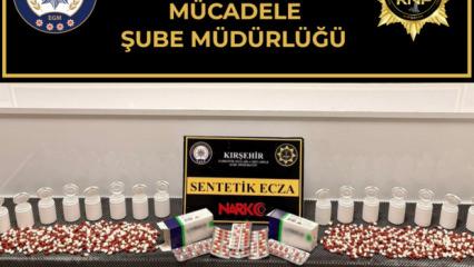Polisin durdurduğu ara&ccedil;tan binlerce zehirli hap &ccedil;ıktı!