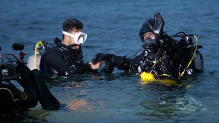 Profesyonel dalgı&ccedil;, 18 Mart anısına d&uuml;nya rekoru i&ccedil;in Anzak Koyu'nda suya girdi