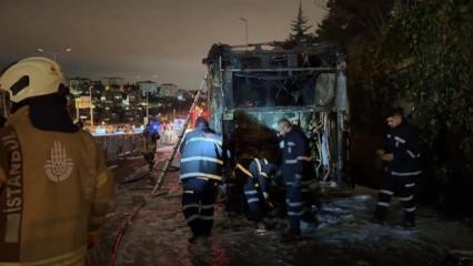 Seyir halindeki metrob&uuml;s, k&ouml;pr&uuml; girişinde alev alev yandı!