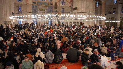 S&uuml;leymaniye&rsquo;de 3 bin &ccedil;ocuk aynı sofrada iftar a&ccedil;tı