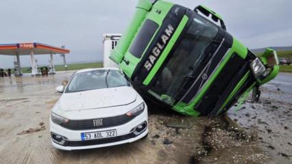 Tır otomobilin &uuml;st&uuml;ne devrildi