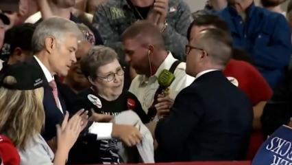 Trump&rsquo;ın  mitingde fenalaşan seyirciyi T&uuml;rk Doktor Mehmet &Ouml;z kurtardı