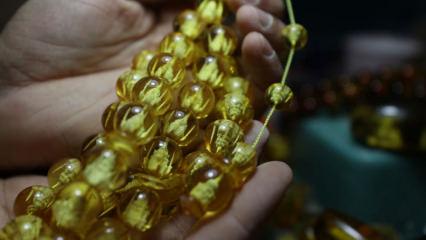 Yapımı aylarca s&uuml;r&uuml;yor, tek ustası Mardin&rsquo;de: Tespih tanelerine cami işleyen sanat