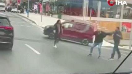 Trafikte camlı saldırı: &Ccedil;ocukların g&ouml;z&uuml; &ouml;n&uuml;nde yumruk yumruğa girdiler