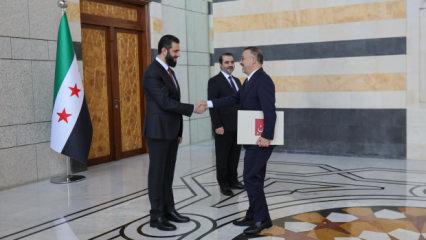 T&uuml;rkiye'nin Şam B&uuml;y&uuml;kel&ccedil;isi Yılmaz, Şara'ya g&uuml;ven mektubunu sundu!