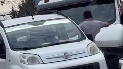 Kamyonetin &ouml;n&uuml;n&uuml; kesti, aracı tekmeledi