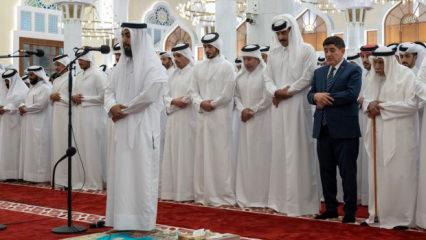 Kahraman şehitlerimiz i&ccedil;in Doha'da cenaze namazı! Katar Emiri de katıldı