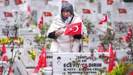 Edirnekapı'da h&uuml;z&uuml;nl&uuml; bayramlaşma: Bize bayram gelmiyor, vatan sağ olsun
