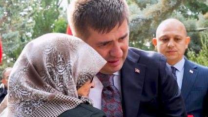 Şehit annesinin s&ouml;zleri y&uuml;rek yaktı! Kırıkkale Valisi g&ouml;zyaşlarını tutamadı 