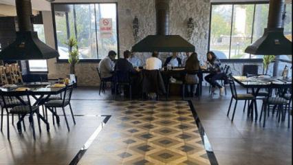 Adliyede destek pozu, sonra mangal sofrası