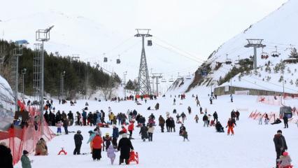 Bahar havasında kayak keyfi: Paland&ouml;ken Kayak Merkezi bayram tatilinde doldu taştı