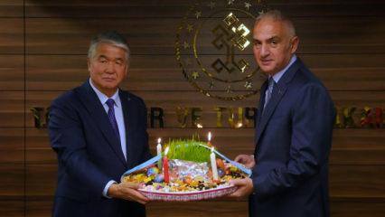 Bakan Ersoy, T&Uuml;RKSOY heyeti ile nevruzda bir araya geldi