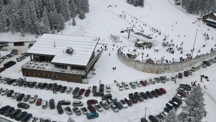 Batı Karadeniz&rsquo;in en uzun pistinde bayram keyfi: Yurduntepe&rsquo;de kar 2 metreyi buldu!
