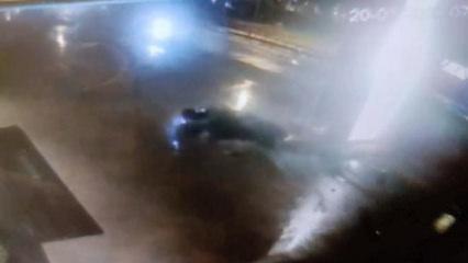 Bayram sabahı feci kaza! Reklam panosuna &ccedil;arptı: 1 &ouml;l&uuml;, 2 yaralı 