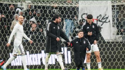 Beşiktaş'tan b&uuml;y&uuml;k jest! L&ouml;semiyi yenen minik &Ouml;mer'in hayalleri ger&ccedil;ek oldu