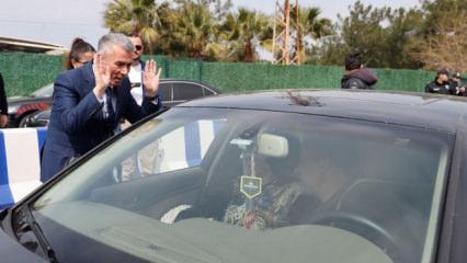 Bir g&uuml;nde 25 bin ara&ccedil; il&ccedil;eye girdi: Kaymakam gelenleri karşıladı!