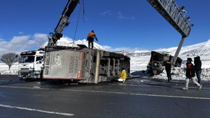 Bitlis'te b&uuml;y&uuml;kbaş hayvan y&uuml;kl&uuml; iki tır devrildi! Bazı hayvanlar telef oldu