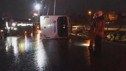 B&uuml;y&uuml;k&ccedil;ekmece D-100 Karayolu'nda midib&uuml;s devrildi; 1 &ouml;l&uuml; 9 yaralı