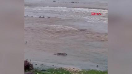 Diyarbakır&rsquo;da sağanak sonrası dere taştı, yol su altında kaldı