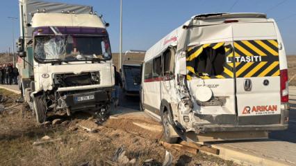 Eskişehir'de TIR, 4 araca &ccedil;arptı; 12 yaralı