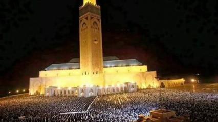Fas'ta tarihi g&ouml;r&uuml;nt&uuml;ler: Kadir Gecesi'nde 900 bin kişiyle teravih namazı