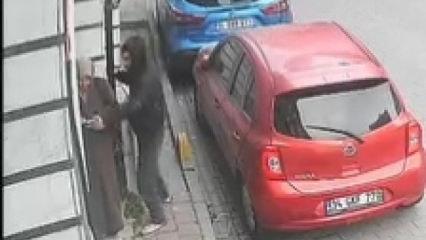 Fatih'te sokakta kadının elindeki telefonu &ccedil;alıp ka&ccedil;tı