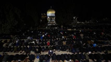 Filistinlilere namaz sırasında zul&uuml;m! İsrail askerlerinden cemaate coplu saldırı