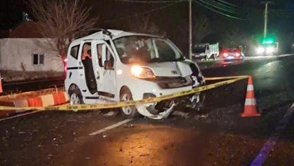 Hafif ticari ara&ccedil; elektrik direğine &ccedil;arptı: 1 &ouml;l&uuml; 1 yaralı