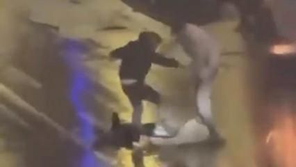 İnsanlığın bittiği an: Yerde baygın yatan adamı acımasızca tekmeleyip ka&ccedil;tılar