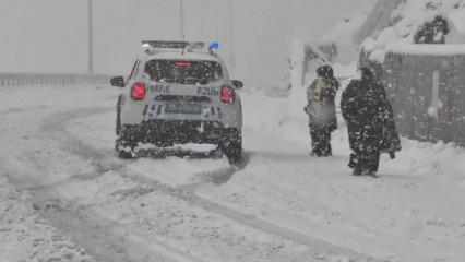 Karda mahsur kalan aileyi emniyet kurtardı