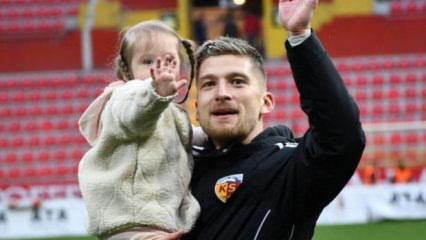 Kayserisporlu Semih G&uuml;ler'den anlamlı 21 Mart mesajı! Kızı ile &ccedil;ıktı