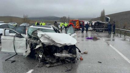 Konya'da korkun&ccedil; kaza: Baba ve oğlu &ouml;ld&uuml;, 4 kişi yaralandı!