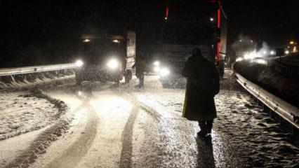 Kop Dağı Ge&ccedil;idi&rsquo;nde kar ve tipi ulaşımı aksattı