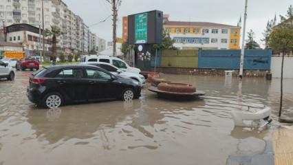 Mardin'de sağanak sonrası sel: Yollar g&ouml;le d&ouml;nd&uuml;, ev ve iş yerlerini su bastı!