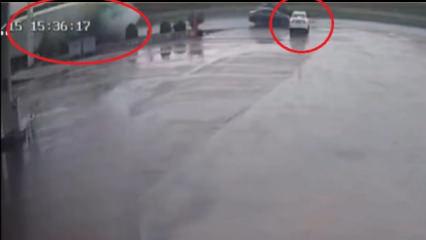 Diyarbakır'da tırın otomobilin &uuml;zerine devrildiği kaza kamerada