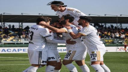 Nefes kesen zirve m&uuml;cadelesi! Son 10 ma&ccedil;ın 9'unu kazanıp yarışa ortak oldular